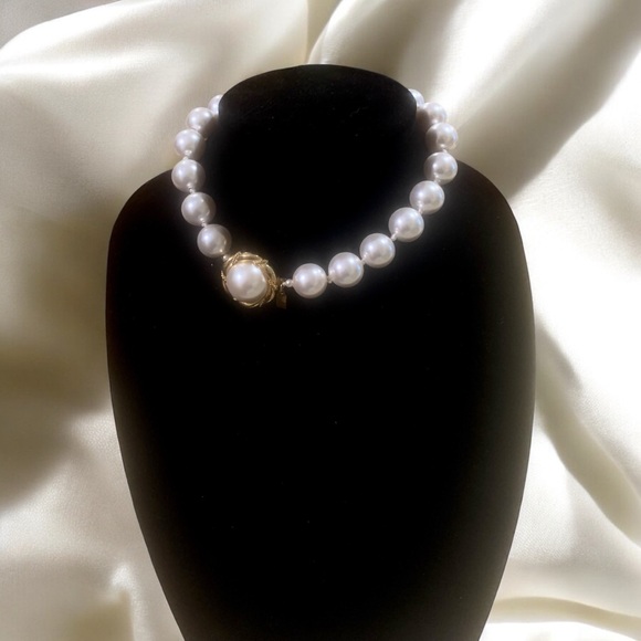 Tag Marked KR - Faux Pearl Choker Necklace Gold Tone - Picture 3 of 8